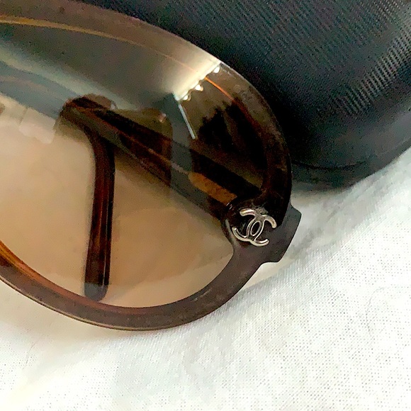 (SOLD)CHANEL AUTHENTIC Sunglasses - Picture 4 of 9